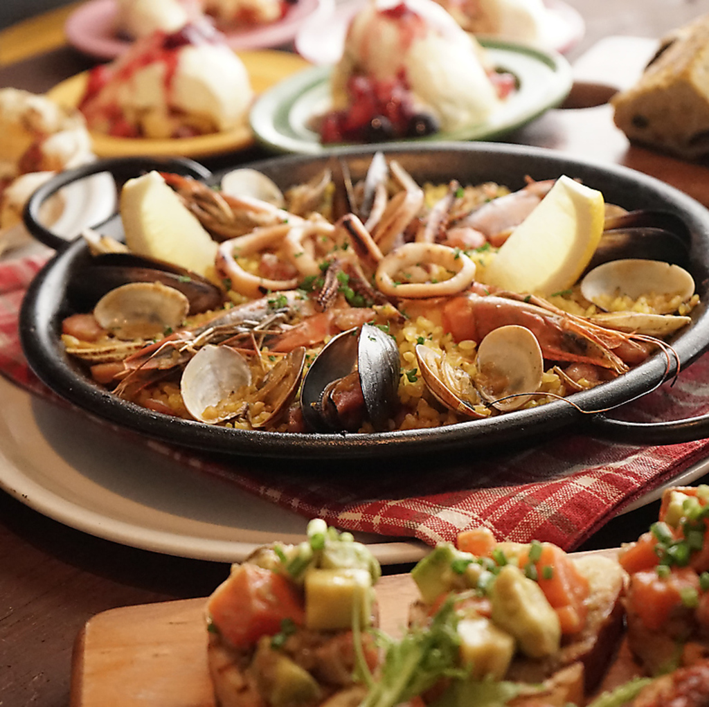 魚介たっぷりのシーフードパエリアは常連さんにも人気の一品！