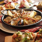 魚介たっぷりのシーフードパエリアは常連さんにも人気の一品！