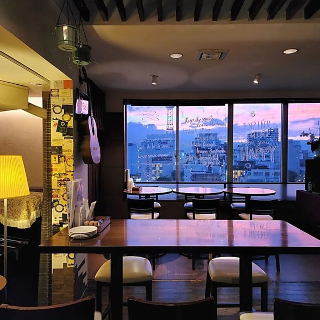 ダウンライトが演出する落ち着いた店内と夜景を見渡せるテーブル席は、デートや特別な日に最適です◎