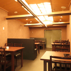 ロールカーテンをあげれば、半個室席が広々とした宴会会場に早変わり。ワンフロア貸切で最大28名様までの大型宴会が可能です◎会社宴会・懇親会・同窓会・歓送迎会・忘新年会など、シーンを問わずお問合せください！