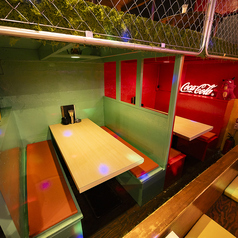 ソファのおテーブルタイプのお席♪ご相談頂ければお昼のご宴会も承れます！席もございます！可愛い店内でゆっくりお寛ぎ下さい梅田で食べ放題、飲み放題なら「青春アッパーカット」圧倒的楽しさと盛り上げでやみつきまちがいなしです。