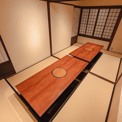 モダンな雰囲気が漂う居酒屋では、シンプルでスタイリッシュなインテリアが魅力です。木のぬくもりを感じるテーブル席は、仲間との語らいや食事を楽しむのに最適。温かみのある照明がリラックスした空間を演出し、ゆったりとした時間を過ごせます。モダンさと伝統が融合した居酒屋で、心地よいひとときをお過ごしください。