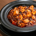 熱々の土鍋から弾ける麻婆豆腐と美味しさにご注意。辛さ調節のご要望はお申し付けください。