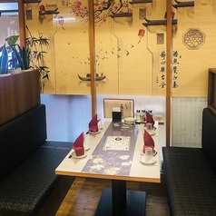 椅子がソファータイプの4名様用テーブル席を、２つご用意しています。お子様連れのお客様や、ゆったりとくつろぎながらお食事を味わいたい時にも、おすすめのお席です。