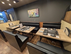 ゆったりとくつろげるソファー席がございます。お隣同士１２名様までご利用できます。お得な飲み放題付きのコースをご用意しておりますので、当店自慢のお肉をご堪能しながら、楽しいひと時をお過ごしください♪