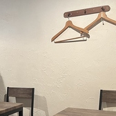 各席にハンガーが用意されており、コートや上着をかけておくことができます。また、ソファ席にはテーブルの下などに荷物を置くスペースもございます。