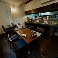 レトロな店内のカウンターとテーブル席◎
