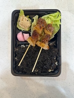ご飯にたっぷりの巌のりを敷いた◎巌のり焼き鳥弁当♪