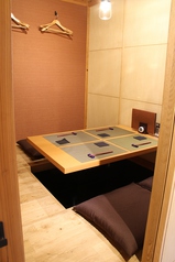 個室のお部屋です。カップルでのご利用もおススメです！ゆったりとお食事でもいかがですか？