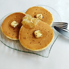 【とろける甘さ♪】はちみつの濃厚な美味しさを堪能できる「巣蜜のパンケーキ」の写真