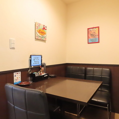 デートや特別な記念日に最適な、2名様用のテーブル席を3卓ご用意しています。お二人でゆったりと寛ぎながら、美味しい料理と会話をお楽しみください。落ち着いた雰囲気の中で、心に残る素敵な時間をお過ごしいただけます。