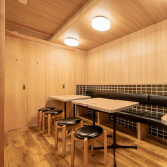 8名様向けの完全個室!10名向け個室と繋げて18名でのご利用も可能です!