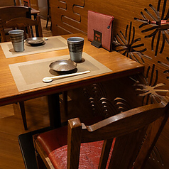 落ち着いた和の趣漂う店内には2名掛けテーブルを10席ご用意しています。人数に合わせてレイアウト変更も可能で、知人との飲み会や会社宴会、家族との大切な食事まで幅広く対応します。誕生日や記念日のお祝いも、厳選された地酒と当店自慢の料理が彩ります。ぜひ、ご来店をお待ちしております。