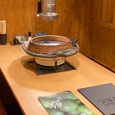 靴を脱いでリラックスできる、掘りごたつの座敷もご用意しております。ご友人同士や会社での集まり、お子様連れでのご利用など、気兼ねなく楽しい時間をお過ごしいただけます◎