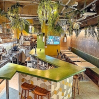 ランチはカフェ、ディナーはバー♪