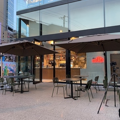 季節の風や陽光を感じながら、美味しい料理とお飲み物を楽しむことで、より一層贅沢な時間を過ごすことができます。テラス席は、友人や家族との食事、デート、または特別なお祝い事に最適です。開放的なテラス席で、心地よいひとときを過ごしませんか。ぜひ、素敵な時間をお過ごしください。