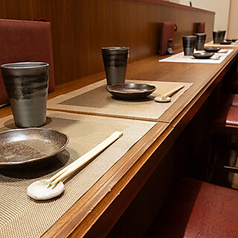 全4席の2名掛けカウンター席は、お一人様で静かに銘酒を愉しむのはもちろん、大切な接待や記念日にも最適です。木の質感が心地よい落ち着いた空間で、20種以上の奈良の酒と旬の肴をお楽しみ下さい。