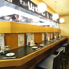 お一人様でのご利用にも適したカウンター席です。自分だけのペースでお酒やお食事を心ゆくまで味わえる心地よいお席となっております。仕事帰りのお立ち寄りやサクッと飲みたい夜に寄り添う開放的な空間です。落ち着いた店内環境でこだわりのメニューを味わいながら特別なひとときを演出します♪※写真は系列店