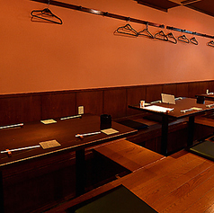 足をゆったりと伸ばせる掘りごたつ式のお座敷席は、和の趣が感じられ落ち着いた雰囲気。最大16名様までご利用可能で、ご家族のお集まりやご友人とのお祝い、ビジネスでの大切な会食など、様々なシーンにぴったりです。