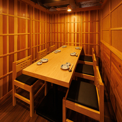 《少人数様向けテーブル個室》【4名様から6名様】広々としたテーブル席でお食事をお楽しみください。