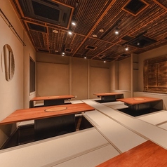 モダンな雰囲気が漂う居酒屋では、シンプルでスタイリッシュなインテリアが魅力です。木のぬくもりを感じるテーブル席は、仲間との語らいや食事を楽しむのに最適。温かみのある照明がリラックスした空間を演出し、ゆったりとした時間を過ごせます。モダンさと伝統が融合した居酒屋で、心地よいひとときをお過ごしください