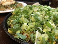 広島お好み焼きにトッピング◎ねぎをたっぷりかけて！