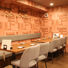 ゆったりとしたテーブル席。人数に合わせてご用意いたします。