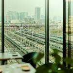 窓際のお席からは眼下に車両基地の風景が広がります。パノラマビューを眺めながらお食事を。