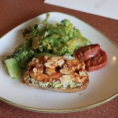 ガーリックシュリンプとアボカドのオープンサンド