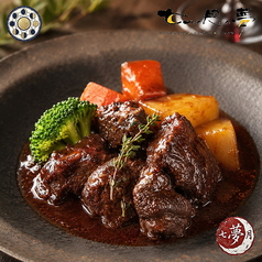 ラム肉の赤ワイン煮込み｜Slow-Braised Lamb in Red Wine