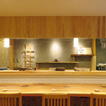 カウンター席からの眺めはお店の雰囲気を感じれます。美味しいお食事と豊富なお酒をご用意しております♪ゆっくりとお過ごしくださいませ☆店主の厳選した食材がお楽しみいただけるコース料理もご用意しております。