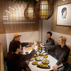 土日祝日の11時半～22時は、2～3時間の貸切予約が可能◎飲み放題付きのコース、または場所のみをレンタルし料理・ドリンクを自由に持ち込む形の利用も大歓迎です。氷と電子レンジの利用とカトラリーの貸出OK・ゴミの持ち帰り不要な点も嬉しいポイント◎予算やリクエストに関しましては、ぜひお気軽にご相談を！