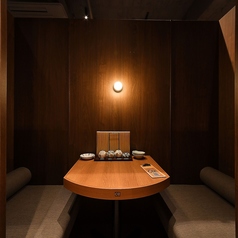 【3階テーブル2名席】広々とご使用いただける2名席。ボックス席のような間仕切りが目隠しになり、半個室のような感覚でご利用いただけます。