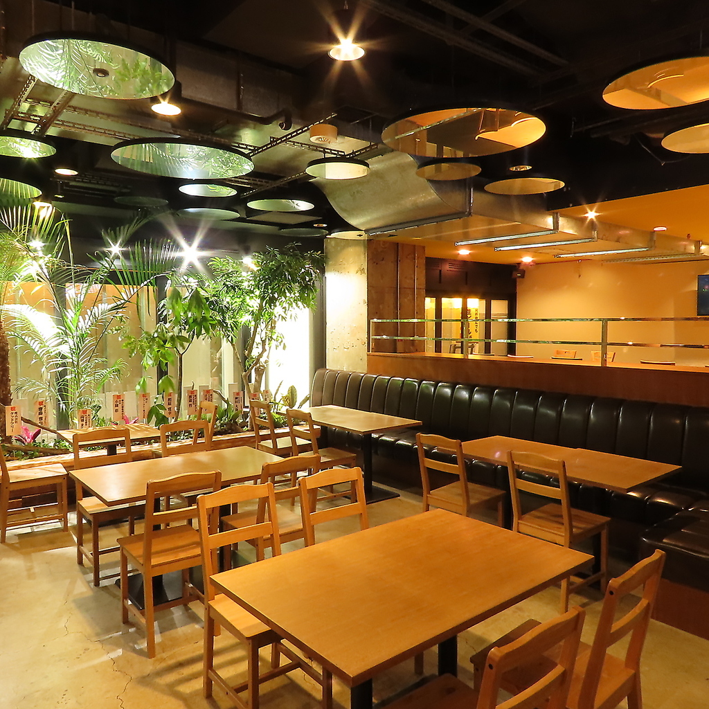 会話も弾むソファー席。ランチからディナーまで通し営業です。お気軽にお立ち寄りください。