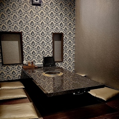 大理石調テーブルと木の温もりが調和する上質な個室。周りを気にせずゆっくりと焼き肉を楽しめる、特別な空間です。記念日や接待にもおすすめ。