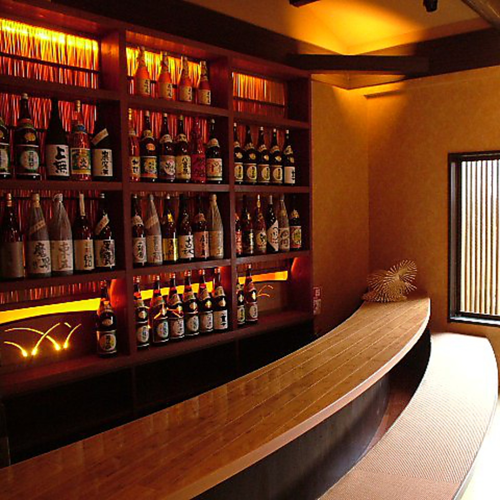 種類の多さに驚き！並べられた焼酎・日本酒の数々をバーカウンター越しに。本日のお勧めをご紹介。