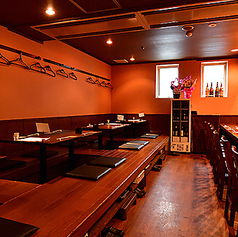 17～24名様までの貸切も対応しております。誕生日パーティーや結婚式の二次会、大切なビジネスミーティングなど、幅広いシーンでご利用いただけます。お客様のご希望に応じて、料理や店内の雰囲気、さらには音楽や装飾などもご相談いただけます。