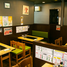 JR蒲田駅西口から徒歩2分という好立地！アットホームな店内で、ご家族やご友人と和気あいあいと過ごせるテーブル席をご用意しています。各席に設置された鉄板で、熱々のお好み焼やもんじゃ焼を自分たちで焼き上げるのは格別です♪