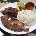料理メニュー写真&nbsp;ドライライス＆フライフィッシュとプランティン