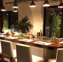 当店のカウンター席では、鉄板焼きの臨場感を存分に楽しんでいただけます。目の前に広がる鉄板で、シェフが腕を振るいながら、焼き上げる様子を間近でご覧いただけます。すべての料理が鉄板で仕上げられ、音や香り、視覚で楽しむことができる特別な体験を提供します。食材の旨みを引き立てる瞬間をお楽しみください。