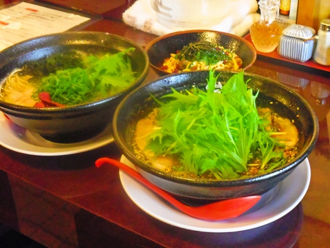 京都では珍しい塩とんこつ。10時間煮込んだ濃厚スープに、福岡直送の極細麺を使用。