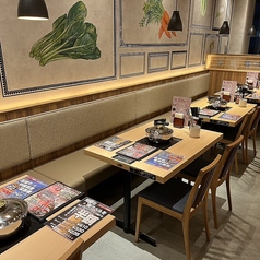 4名様でご着席いただける片側ソファーのテーブル席がございます。