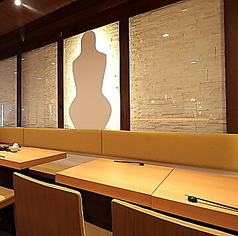 座り心地の良いソファ席は、ご家族やご友人とのカジュアルな食事シーンに最適です。長時間の滞在でも疲れにくく、心置きなく会話を楽しむことができます。会社宴会や歓送迎会などの集まりにもご活用ください。アットホームで落ち着いた雰囲気の内観で、三重の山海の幸を囲み、贅沢なひとときをお過ごしください。