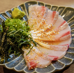 『ネギゴマハマチ』新鮮な旬の肴を使用したは、お酒のおつまみにもぴったりです。
