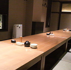 足を伸ばしてゆったりと寛げる、最大26名様まで対応の広々とした掘りごたつ個室です。周囲を気にせず過ごせる純和風の個室空間は、会社の大型宴会やビジネスの懇親会、大切な方々のお集まりに風格を添えます。