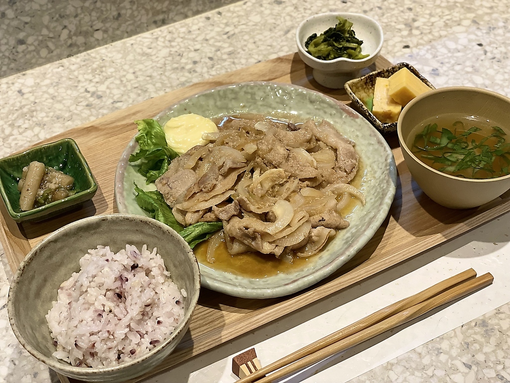一汁四菜の定食屋