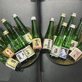 当店のお料理と相性抜群のドリンクを幅広く取り揃えております。特に自慢の日本酒は、1合の飲みやすいワンカップサイズで20種類以上をご用意！少しずつ色々な銘柄を試したい方にぴったりです。もちろん、ビールやハイボール、サワーなどの定番酒も充実。飲み比べの楽しさに、きっとお酒が進みますよ！