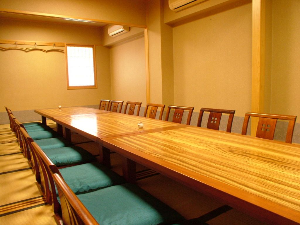 宴会・接待にもお使いください！掘りごたつ席・20名様まで収容可能なお座敷席もあります。