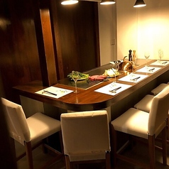 20名以下の貸切が可能です。プライベート感あふれる空間で、特別なイベントや集まりをお楽しみいただけます。詳細についてはお気軽にお問い合わせください。スタッフが丁寧にご案内いたします。大切な時間を、ぜひ当店でお過ごしください。