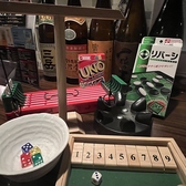 UNO、オセロ(リバーシ)、各種ダイスゲームなど、お酒を飲みながら手軽に遊べる豊富なテーブルゲームを取り揃えています。親しい仲間とわいわい楽しみたい時にぴったりの設備です。もちろん、無料でご利用いただけます。